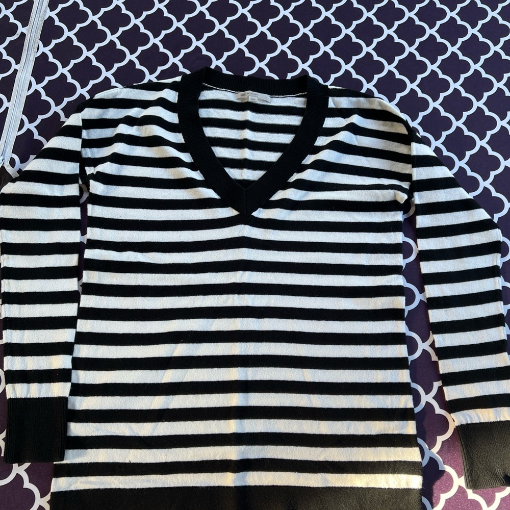 Gap striped v neck sweater black and off white